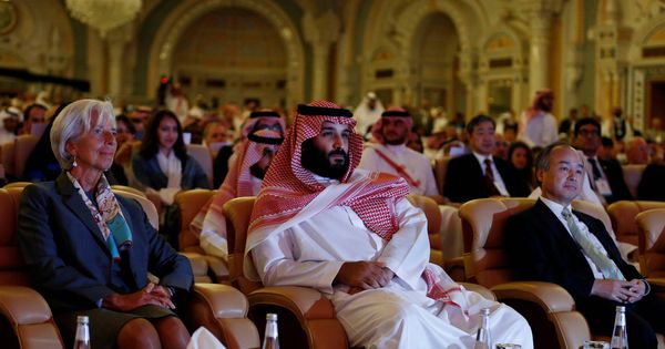 Foto: El príncipe heredero, Mohamed bin Salman, junto Christine Lagarde (FMI) durante una cumbre sobre inversión en Arabia Saudí, en Riad. (Reuters)