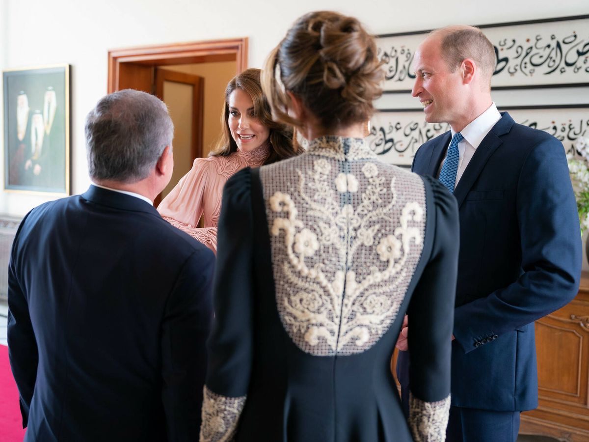Foto: Guillermo y Kate Middleton conversando con Abdalá y Rania de Jordania. (RHC)