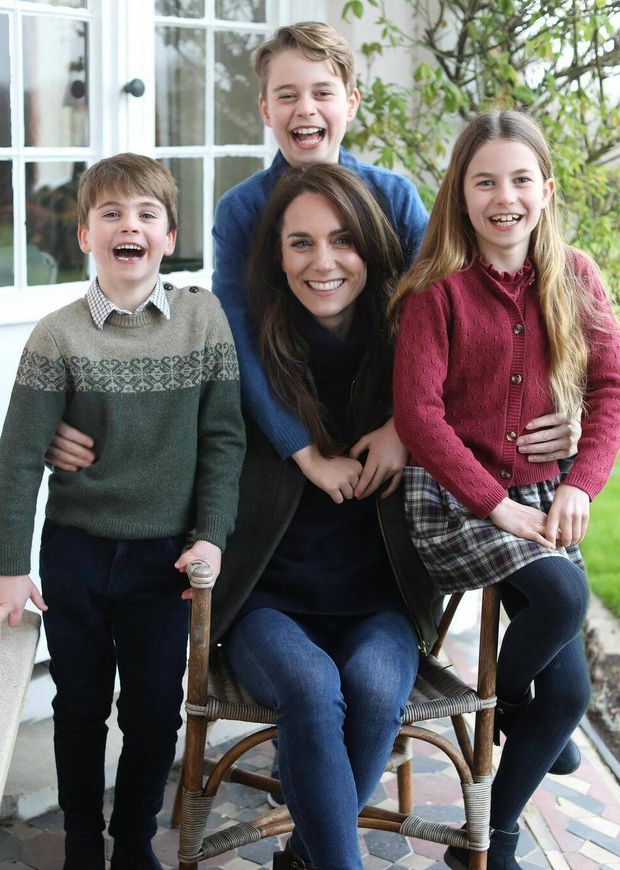 Kate Middleton, junto a sus hijos, en la famosa imagen distribuida por Kensington. 