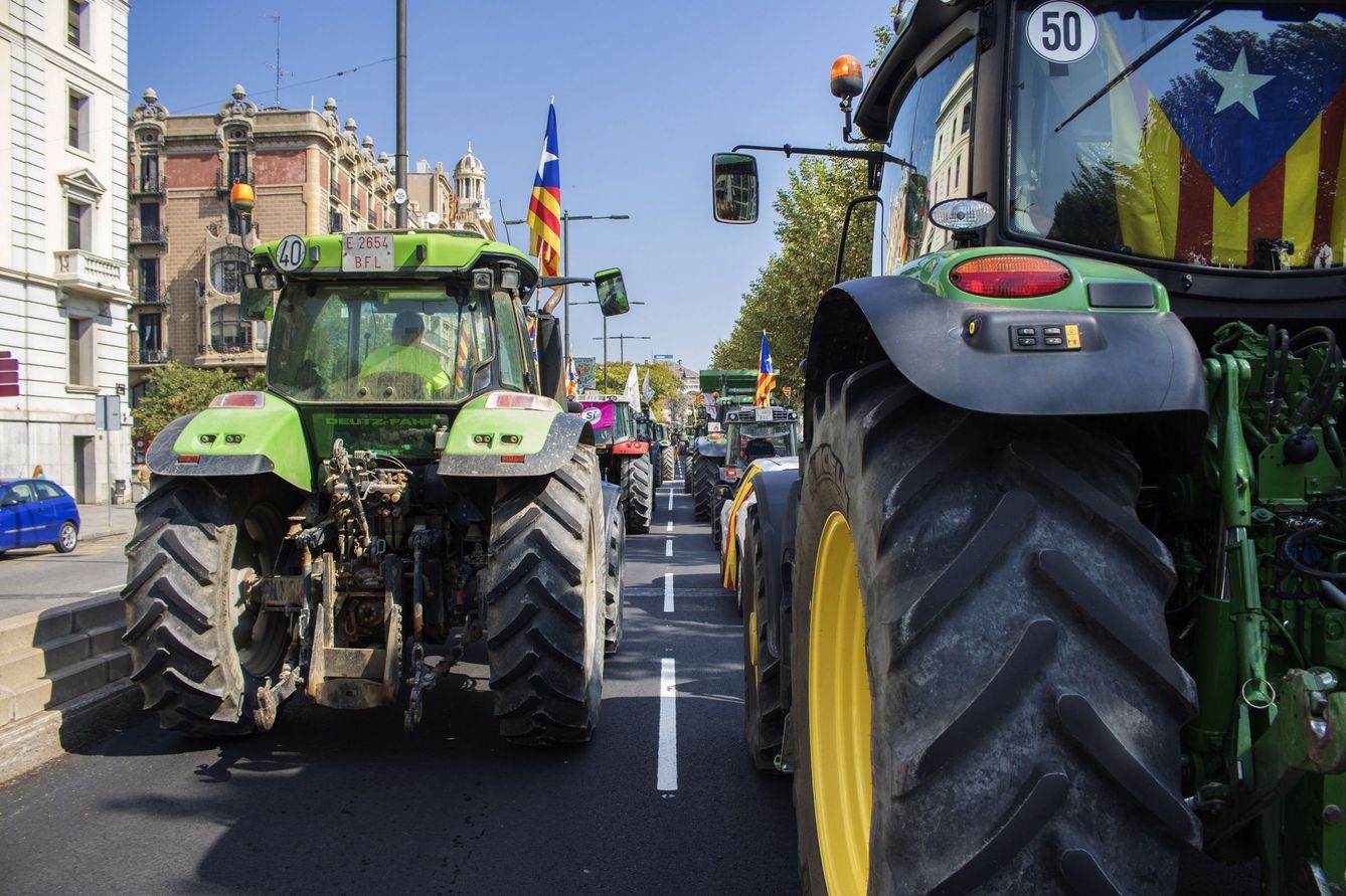 Unos 400 tractores marcharon a través de Barcelona por la república. (EFE)
