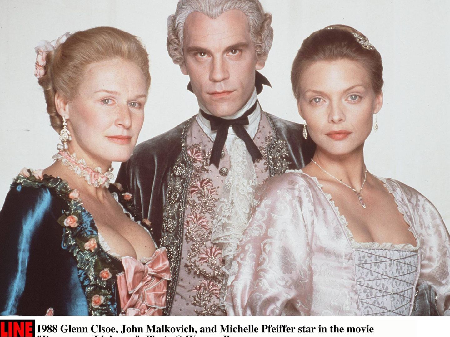 Glenn Close, John Malkovich y Michelle Pfeiffer, en una imagen de 1988. (Getty)