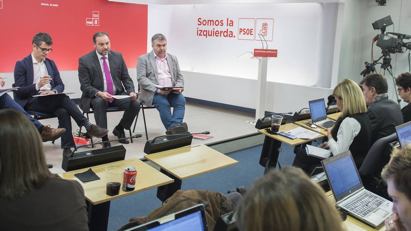 Félix Bolaños, segundo por la izquierda, nuevo secretario general de la Presidencia del Gobierno, el pasado 12 de febrero en Ferraz, en la presentación del nuevo reglamento del PSOE. (Borja Puig | PSOE)