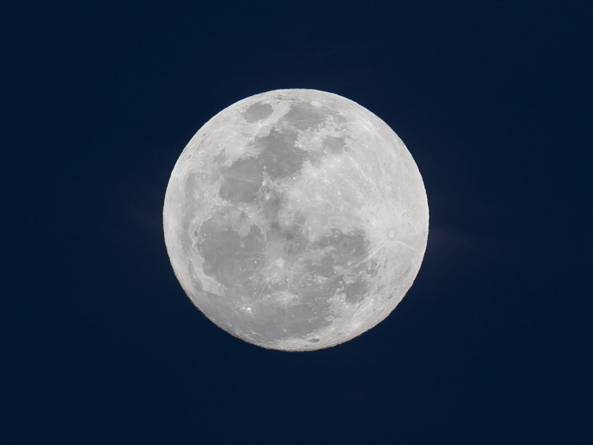 Foto:  Vista de la luna llena hoy lunes desde Quito (Ecuador)
