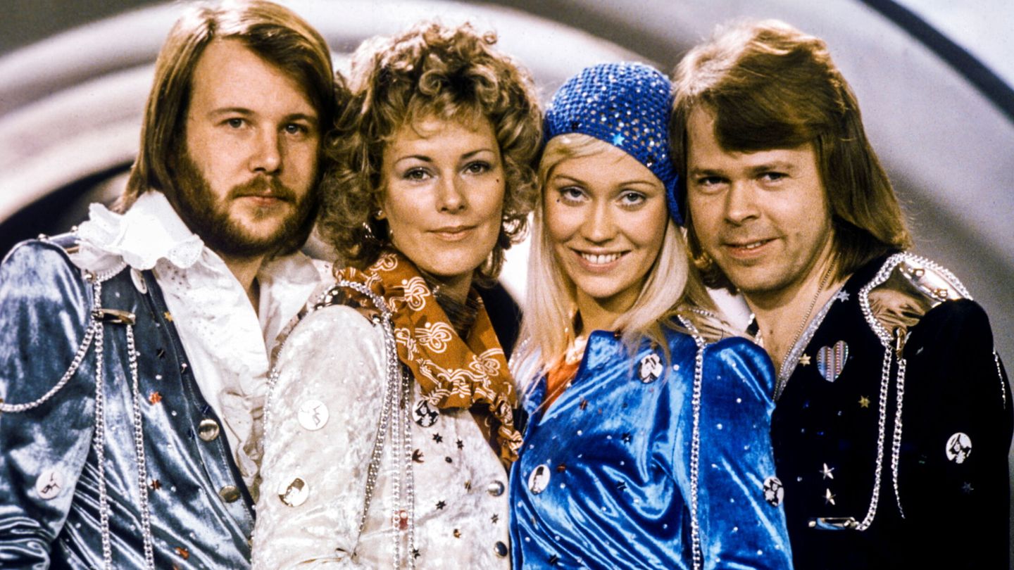 Los miembros de ABBA, Benny Andersson, Anni-Frid Lyngstad, Agnetha Faltskog y Bjorn Ulvaeus, en una imagen tras su victoria en Eurovisión en 1974. (Reuters/Olle Lindeborg)