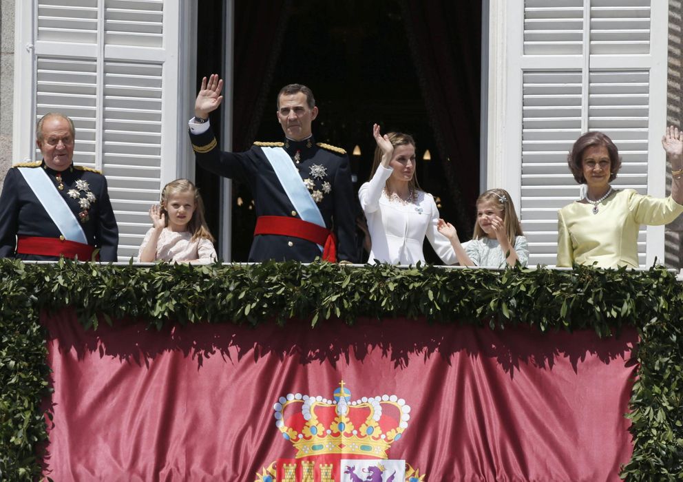 Foto: Los Reyes de España, Don Felipe VI y Doña Letizia, acompañados de Don Juan Carlos, Doña Sofia y sus hijas. (EFE)