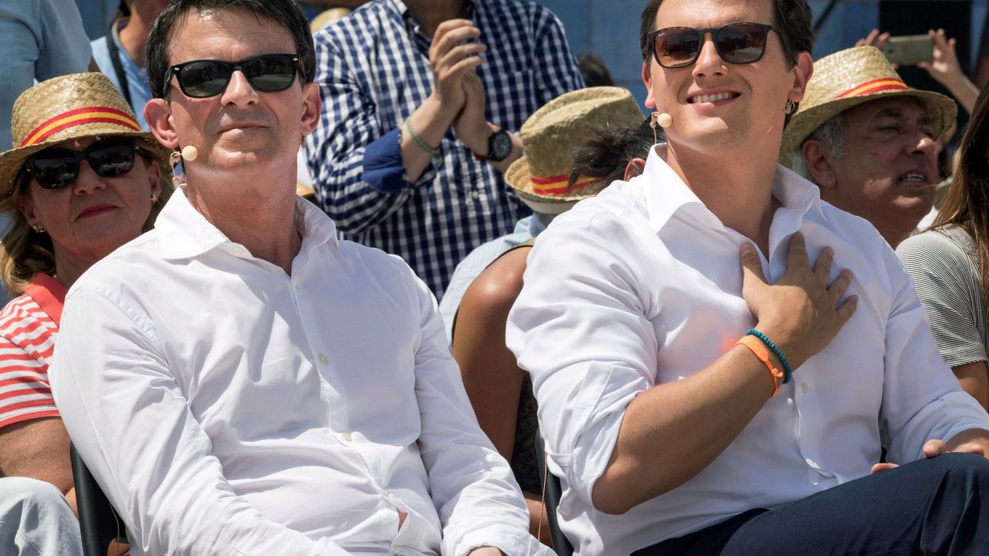 El presidente de Ciudadanos, Albert Rivera, acompañado por el ex primer ministro francés Manuel Valls, este verano. (EFE)
