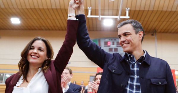 Foto: Pedro Sánchez, con la candidata del PSOE en Valencia, Sandra Gómez. (EFE)