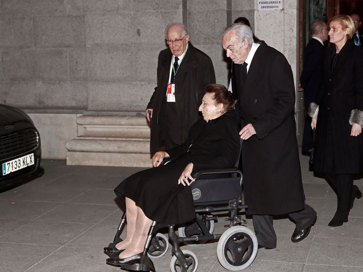 Margarita de Borbón, su marido, Carlos Zurita, y su hija, María Zurita, en el funeral por la infanta Pilar de Borbón. (EFE)