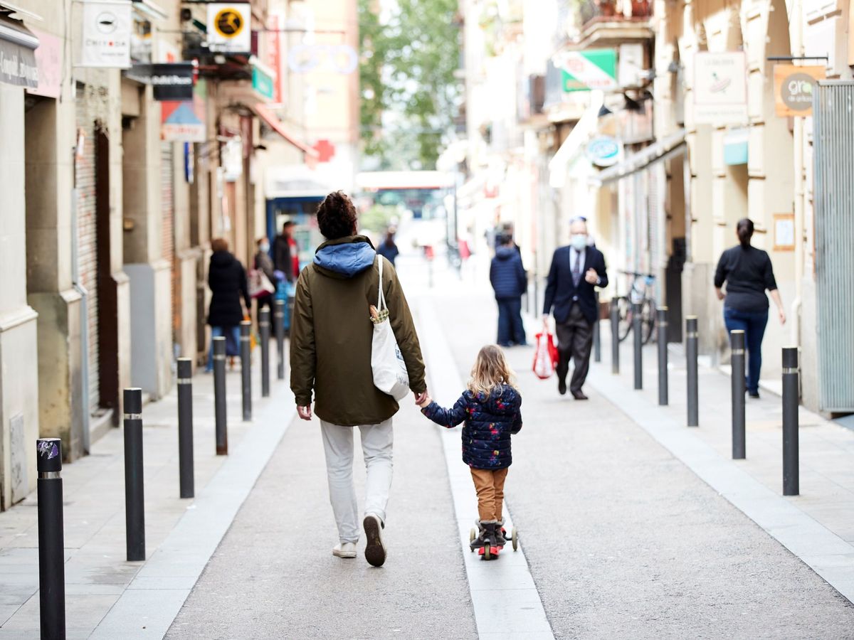 Foto: Un hombre pasea con una niña por Barcelona (EFE)