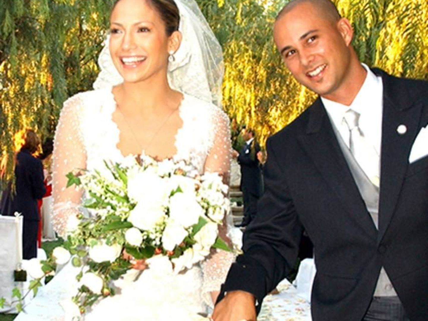 Jennifer Lopez, en su boda con Cris Judd, vestida de Valentino. (Getty)