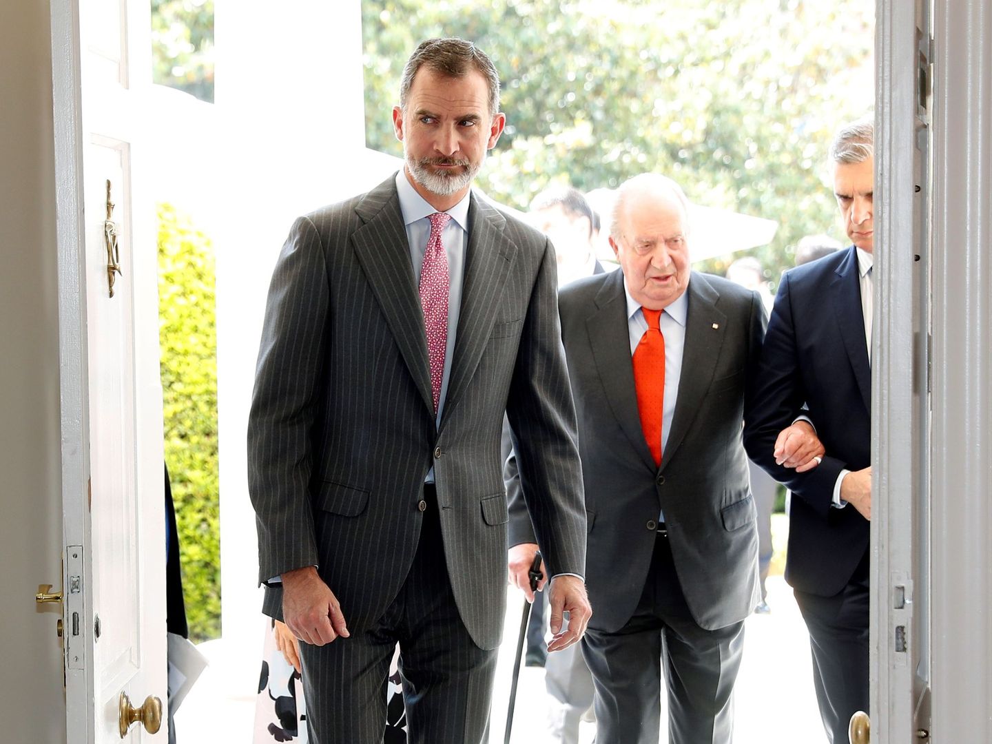 El rey Felipe VI y el rey Juan Carlos tras presidir la presentación del Informe Cotec 2018. (EFE)