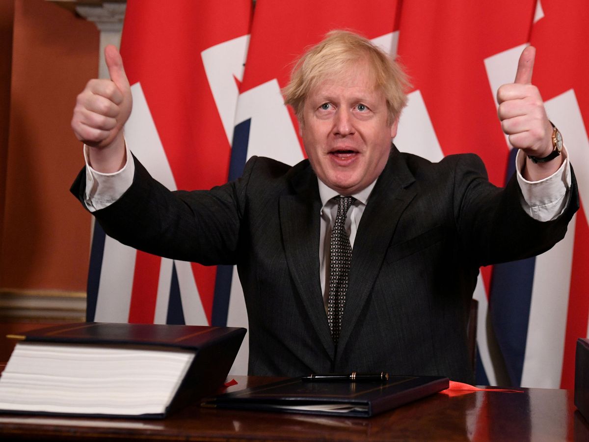 Foto: El primer ministro británico, Boris Johnson, tras la firma del acuerdo del Brexit. (Reuters/Leon Neal)