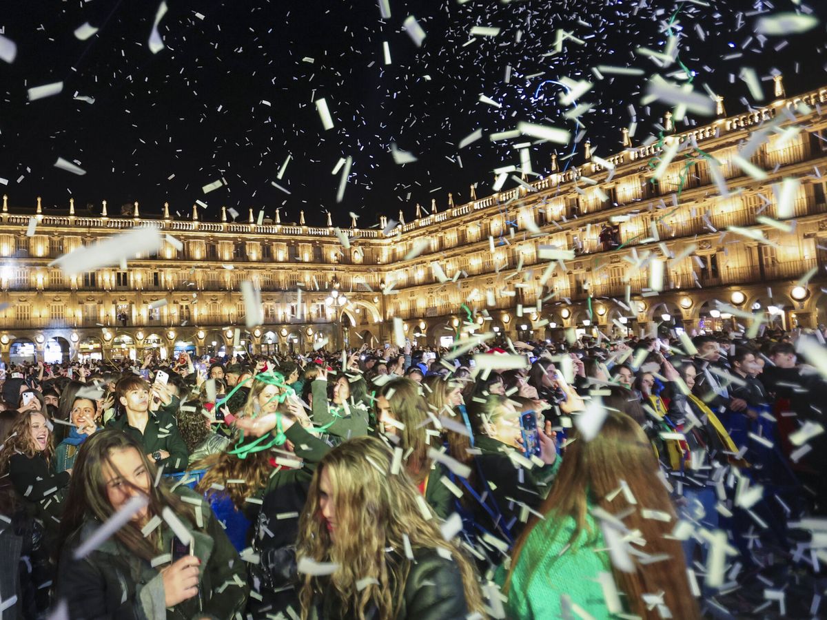 Foto: La nochevieja en la plaza Mayor de Salamanca el año pasado.