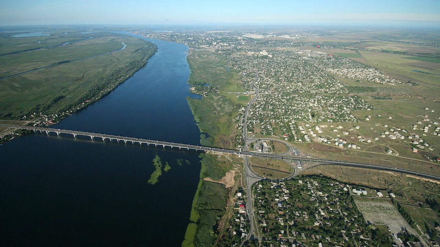 El puente Antonovsky sobre el Dnieper visto desde el norte. A la derecha, Jersón. (Wikimedia)