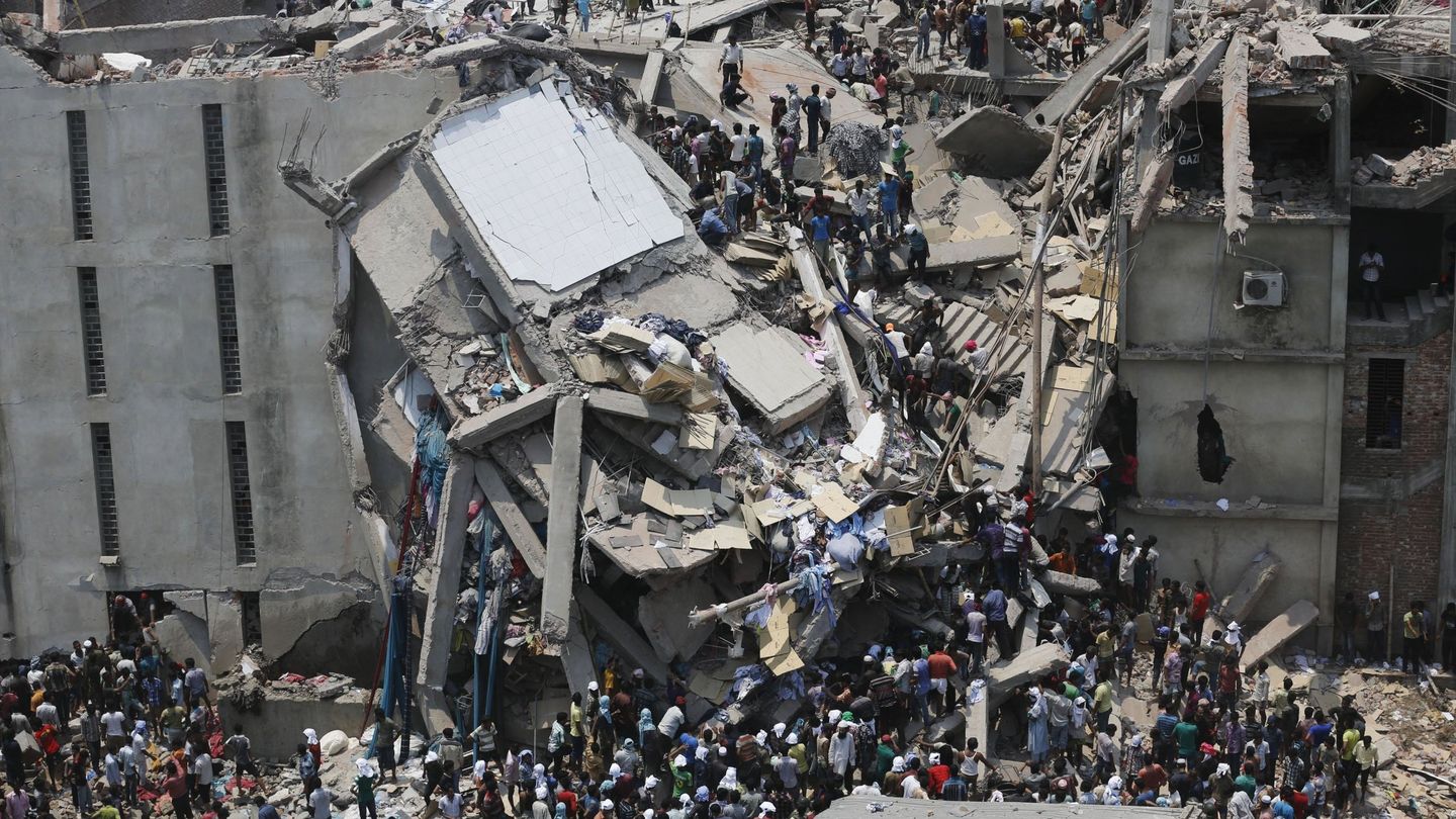 Derrumbe de la fábrica textil Rana Paza en 2013 en el que murieron más de 1.100 trabajadores en Bangladés. (Reuters)