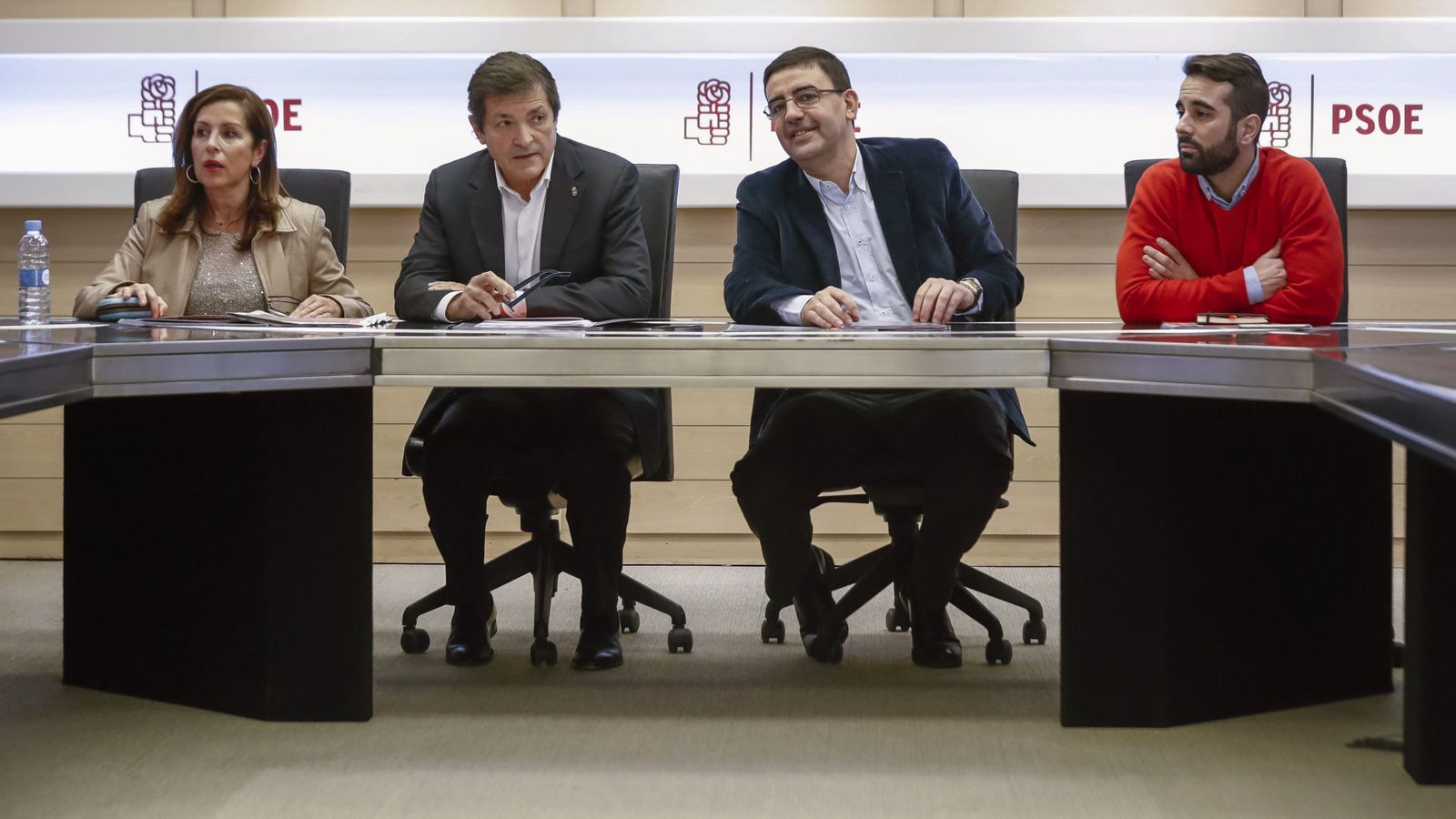 Foto: Lola Padrón, Javier Fernández, Mario Jiménez y José Muñoz, este 26 de enero en la reunión de la gestora del PSOE. (EFE)