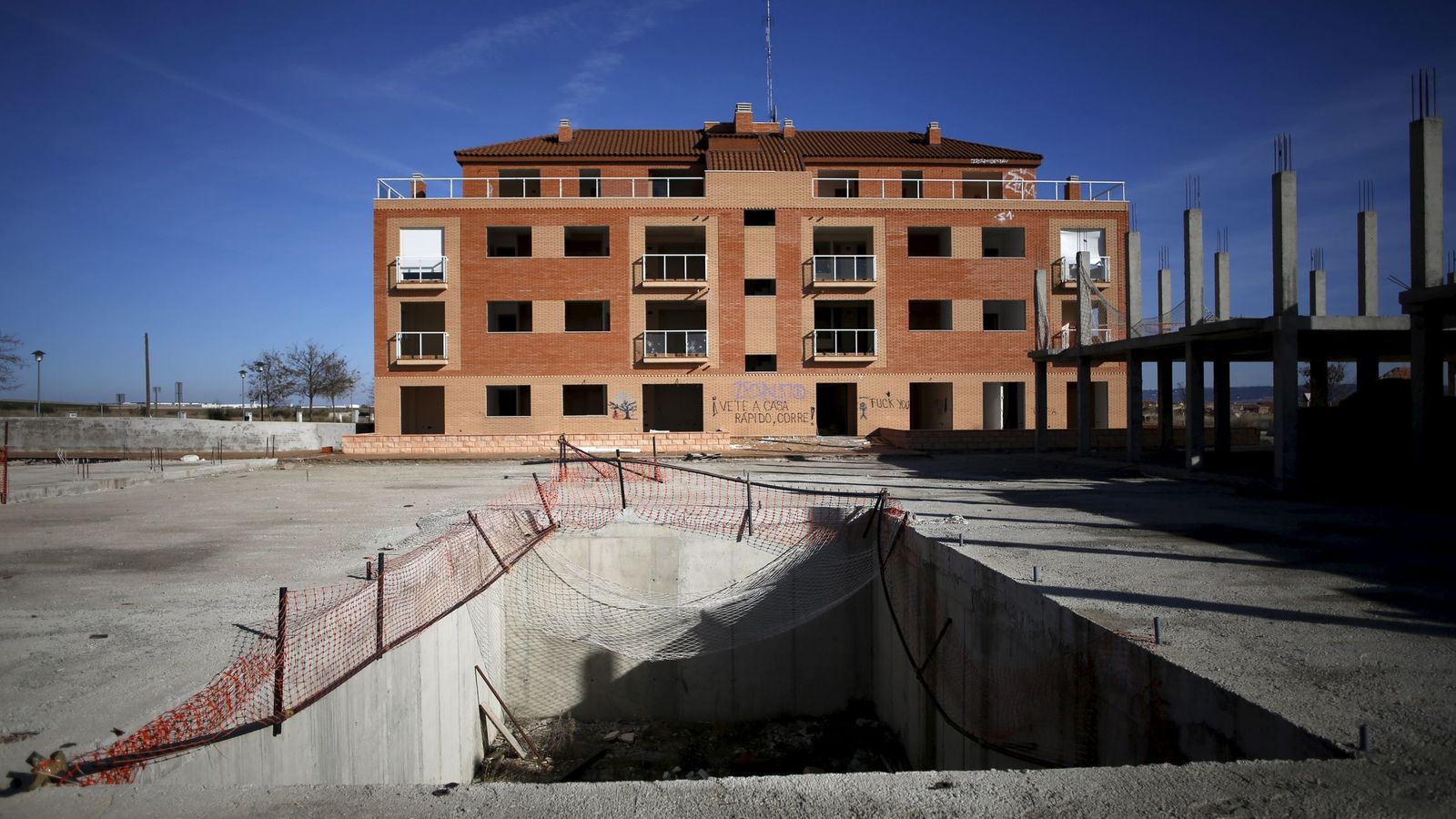 Foto: Un edificio abandonado en Villanueva de la Torre, Madrid. (Reuters)
