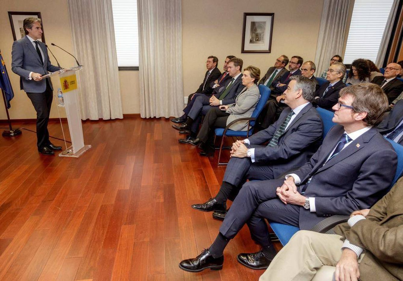 El ministro de Fomento, Íñigo de la Serna, presenta el trazado Burgos-Vitoria. (EFE)