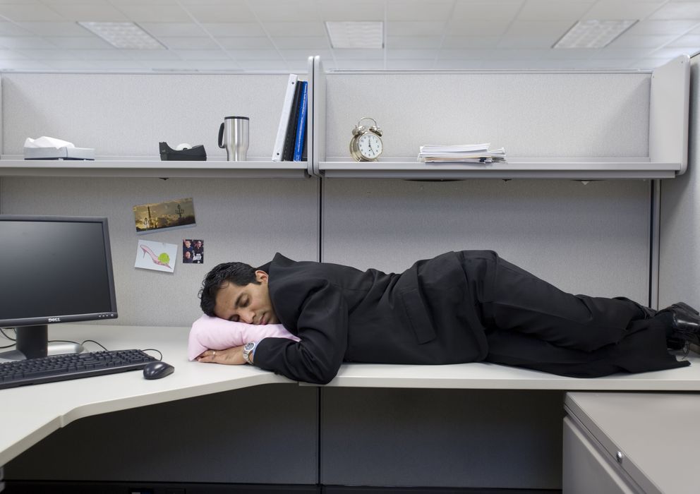 Foto: Echarse la siesta en el trabajo después de comer mejoraría la productividad. (Corbis)