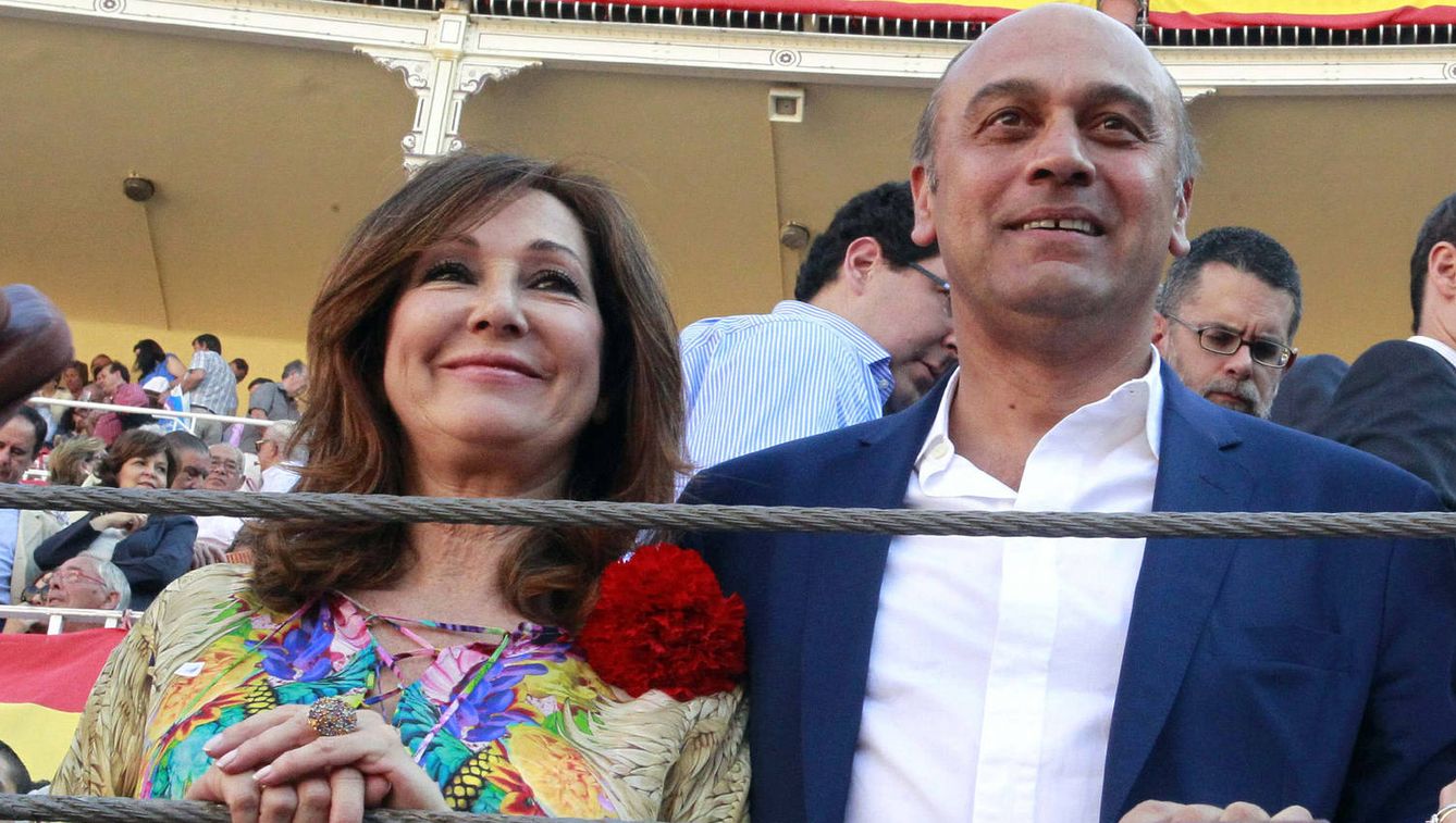 Ana Rosa Quintana junto a su marido, Juan Muñoz, en la plaza de Las Ventas de Madrid. (Imagen: EFE/Manuel H. de León)
