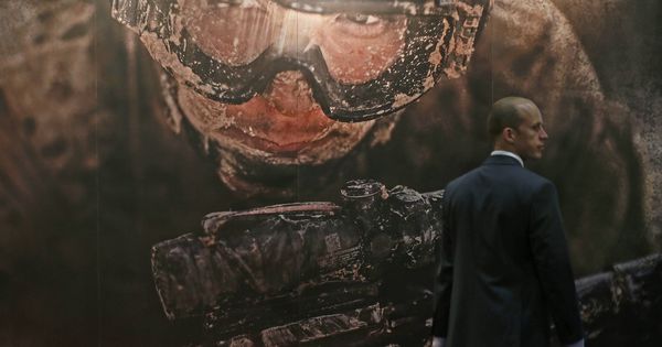 Foto: Un asistente a la feria de armamento Defence Security Equipment International (DSEI) frente a un mural decorativo, en Londres, en septiembre de 2013. (Reuters)