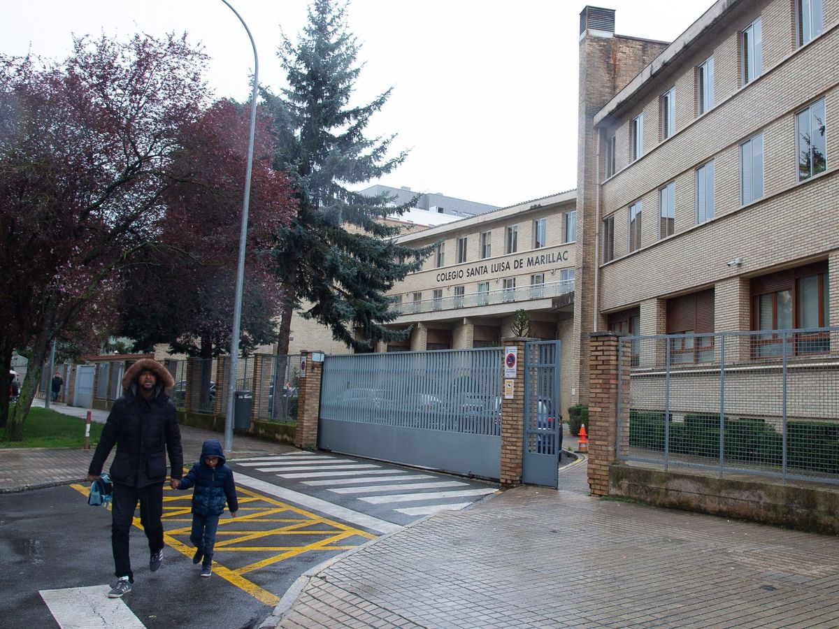 Foto: Un padre recoge a su hijo en el colegio, en un centro de Navarra (EFE)