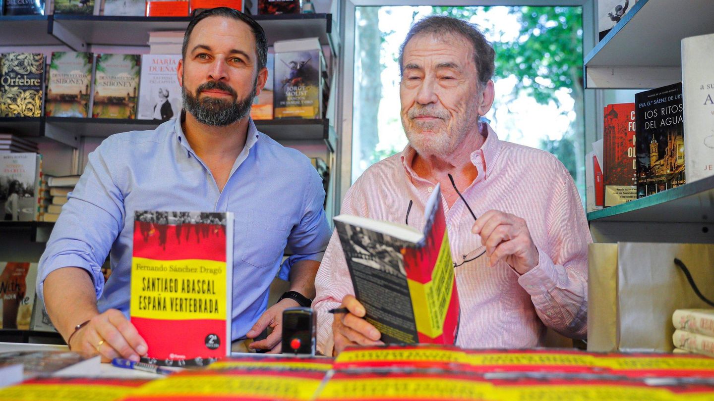 Santiago Abascal firma ejemplares del libro 'Santiago Abascal. España vertebrada'. (EFE)