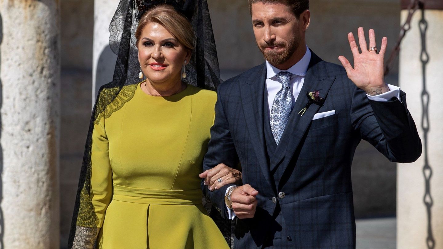 Sergio Ramos, junto a su madre, a su llegada a la catedral de Sevilla. (EFE)