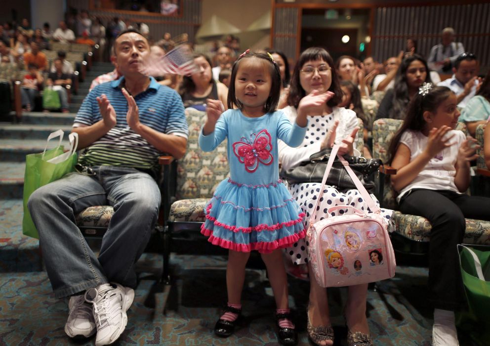 Foto: Angela Zhang, de tres años y de China, con una bandera estadounidense en una ceremonia de concesión de ciudadanía celebrada en Los Ángeles (Reuters)