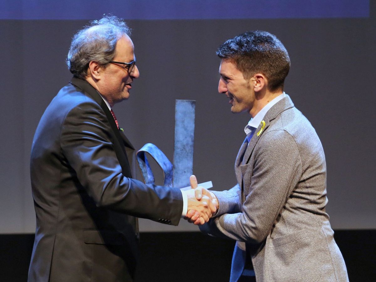 Foto: Foto de archivo de Oriol Mitja recibiendo de manos del presidente de la Generalitat, Quim Torra, el premio "Catalán del Año 2017" (EFE)