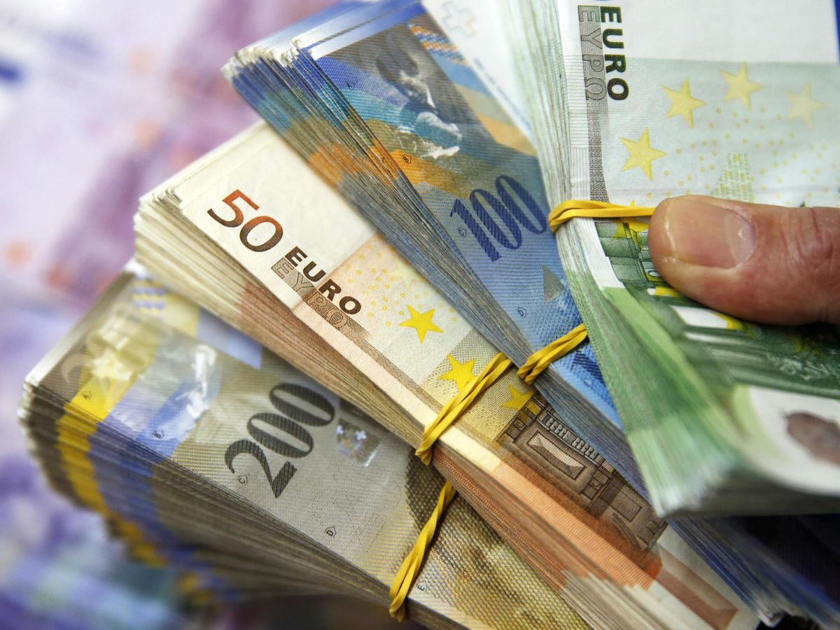 Foto: Billetes de euros y francos suizos en la ciudad bosnia de Zenica. (Reuters)