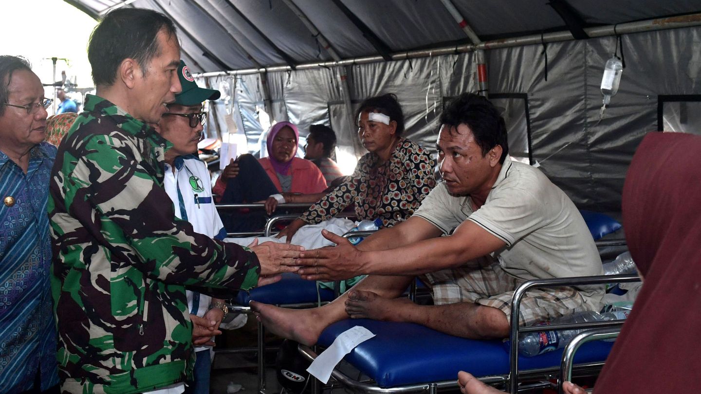 Joko Widodo, presidente de Indonesia, visita a víctimas. (Reuters)