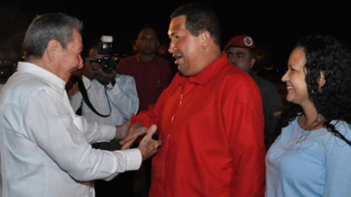 Chávez delega, pero no entrega el Gobierno tras viajar a Cuba para continuar su tratamiento