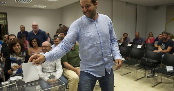 Foto: Aritz Ayesa, durante la votación en la que fue nombrado presidente de la mancomunidad de la comarca de Pamplona, en 2015. (EFE)