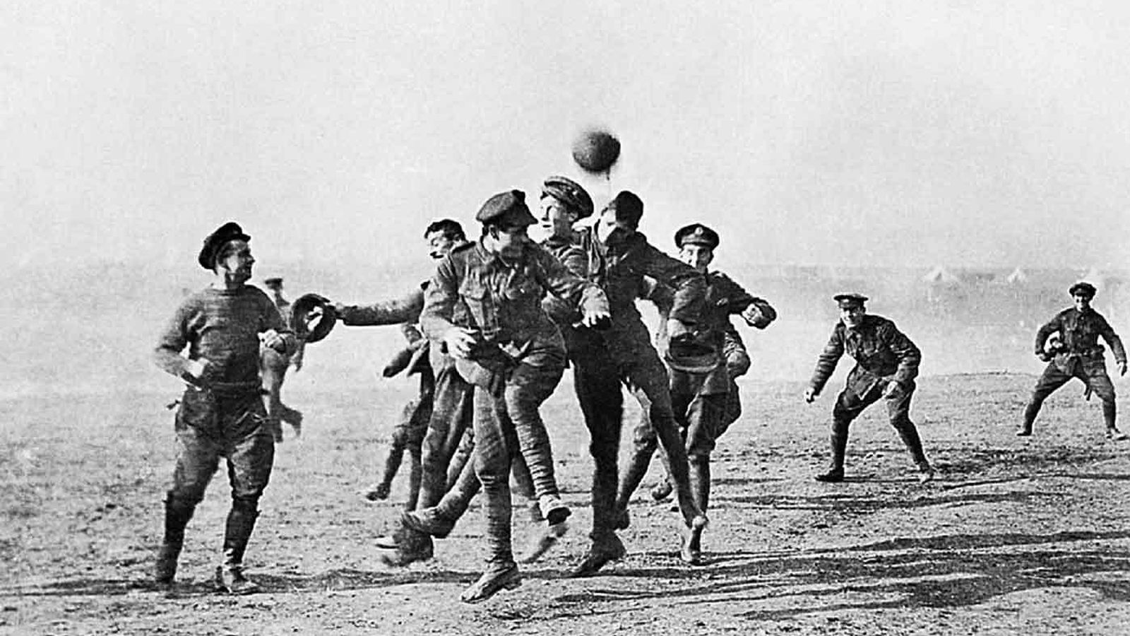 Foto: Soldados de la ANZAC jugando al fútbol durante la I Guerra Mundial (FOTO: FFA)