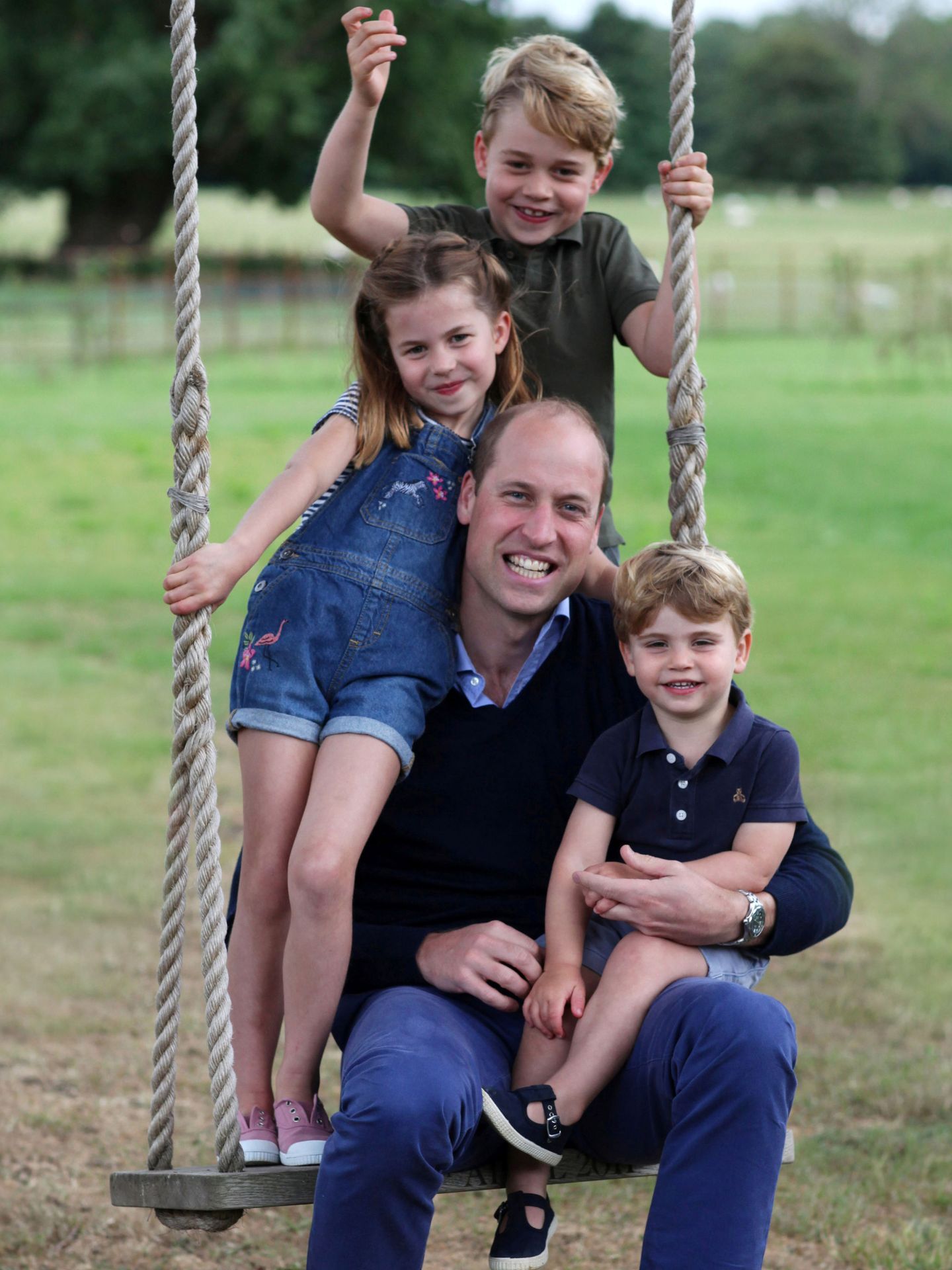 El duque de Cambridge y sus hijos. (Reuters)
