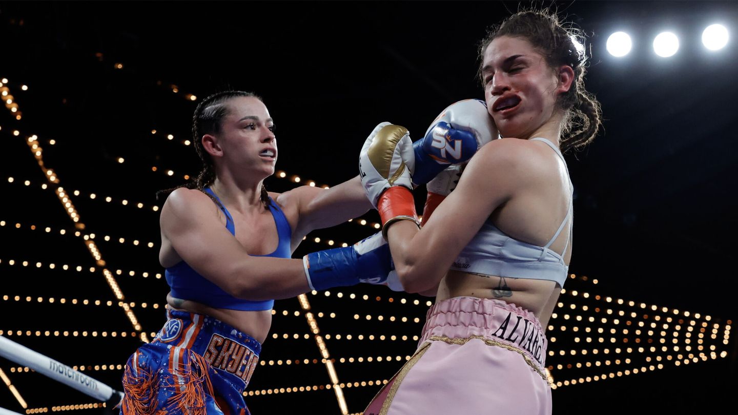 Tania Álvarez es golpeada en un momento del combate. (EFE/Jason Szenes)