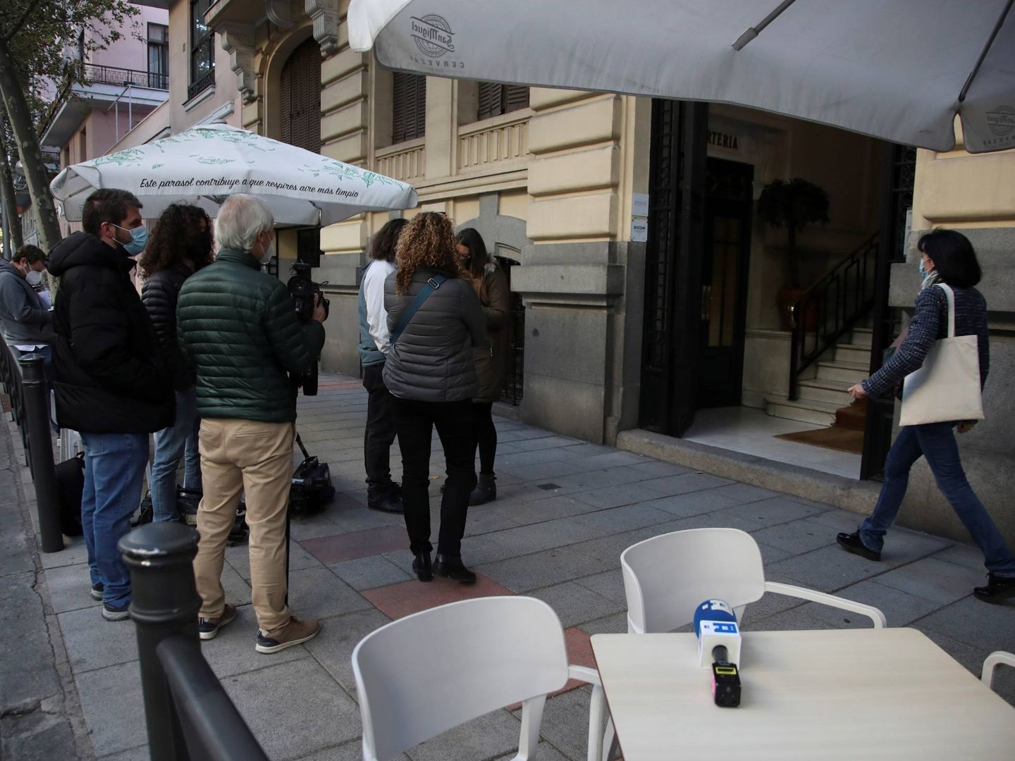 Periodistas a las puertas del domicilio del extesorero del PP Luis Bárcenas, en Madrid. (EFE)