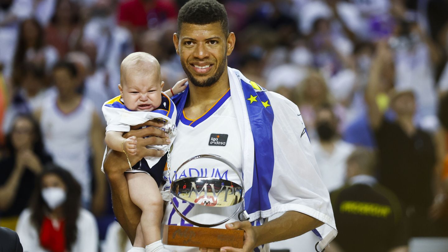 Tavares celebra el MVP de la final con su hijo. (EFE/Juanjo Martín)