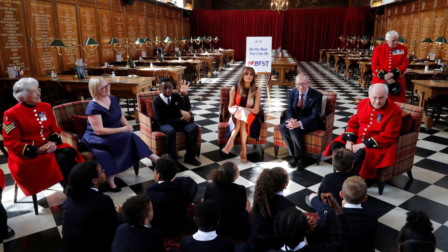 Melania Trump y Philip May, el marido de la primera ministra británica, conversan con escolares y veteranos en el Royal Hospital Chelsea en Londres. (Reuters)