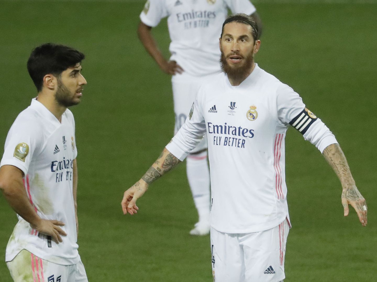 Sergio Ramos y Marco Asensio, en un partido del Real Madrid. (EFE)