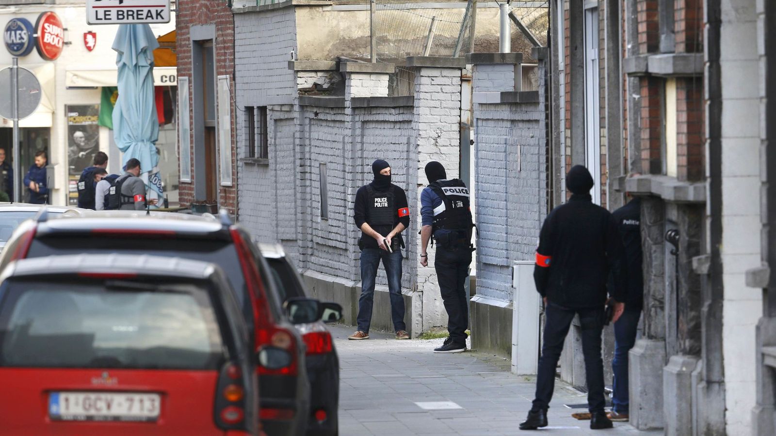 Foto: Agentes de Policía en la escena del tiroteo en el suburbio de Forest, en Bruselas (Reuters).