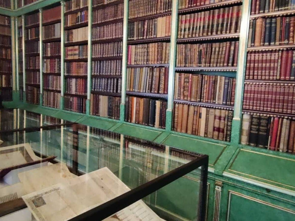 Foto: Una de las áreas de la biblioteca del Palacio de Liria, sede de la Casa de Alba. (Instagram @palaciodeliria)