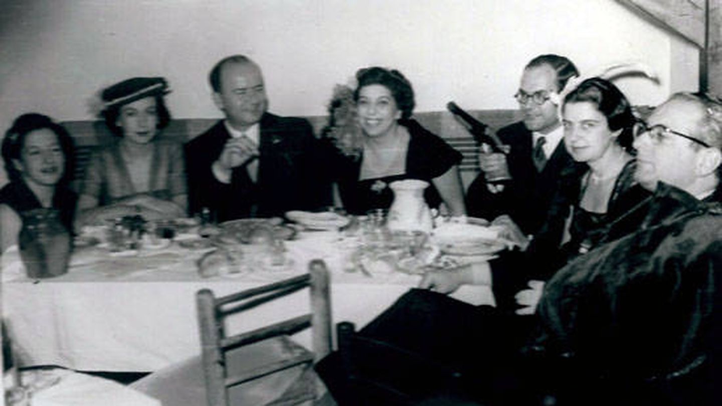Simone Ortega (segunda a la izquierda) y José Ortega Spottorno (tercero a la izquierda) con Julián Marías (tercero desde la derecha). (Biblioteca Virtual Miguel de Cervantes)