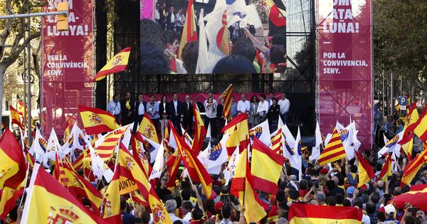 Foto: Manifestación bajo el lema "Todos somos Cataluña" que convocó Societat Civil Catalana en 2017. (EFE)
