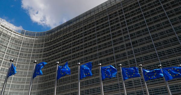 Foto: Las banderas de la Unión Europea a las afueras de la Comisión Europea. (Reuters)