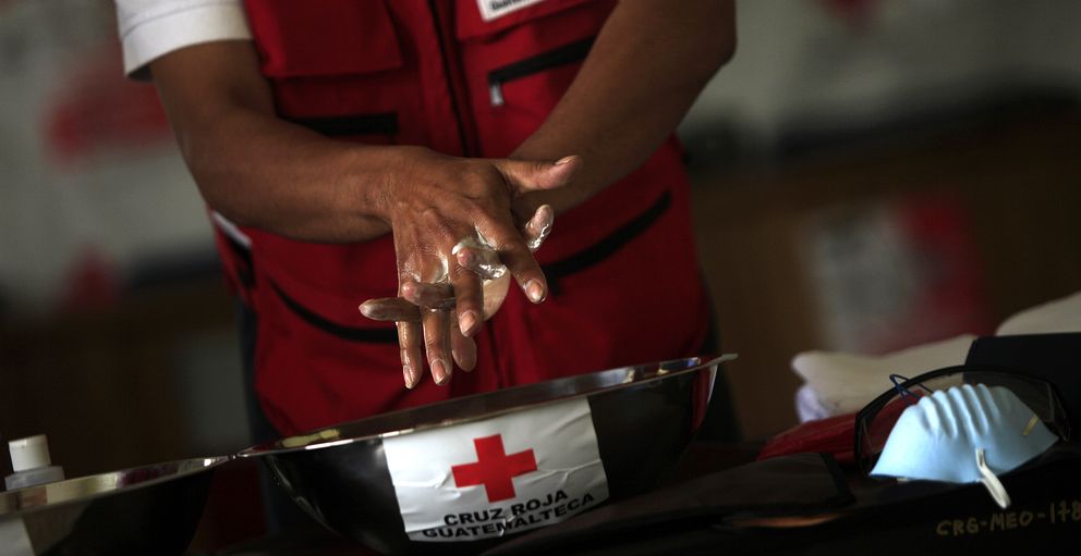Un trabajador de la Cruz Roja, en Guatemala. (Reuters)