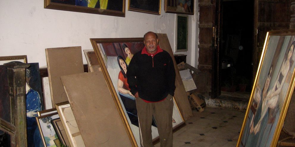Iqbal Utzman en su taller de pintura