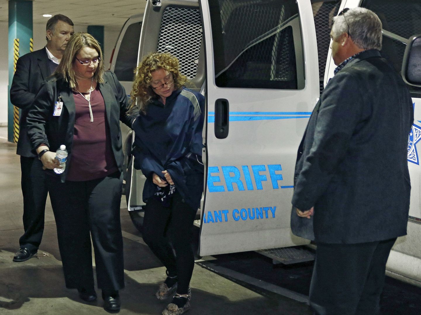 Tonya Couch, la madre de Ethan, llega escoltada por la policía a la cárcel del condado Tarrant en Fort Worth, en enero de 2016 (EFE)