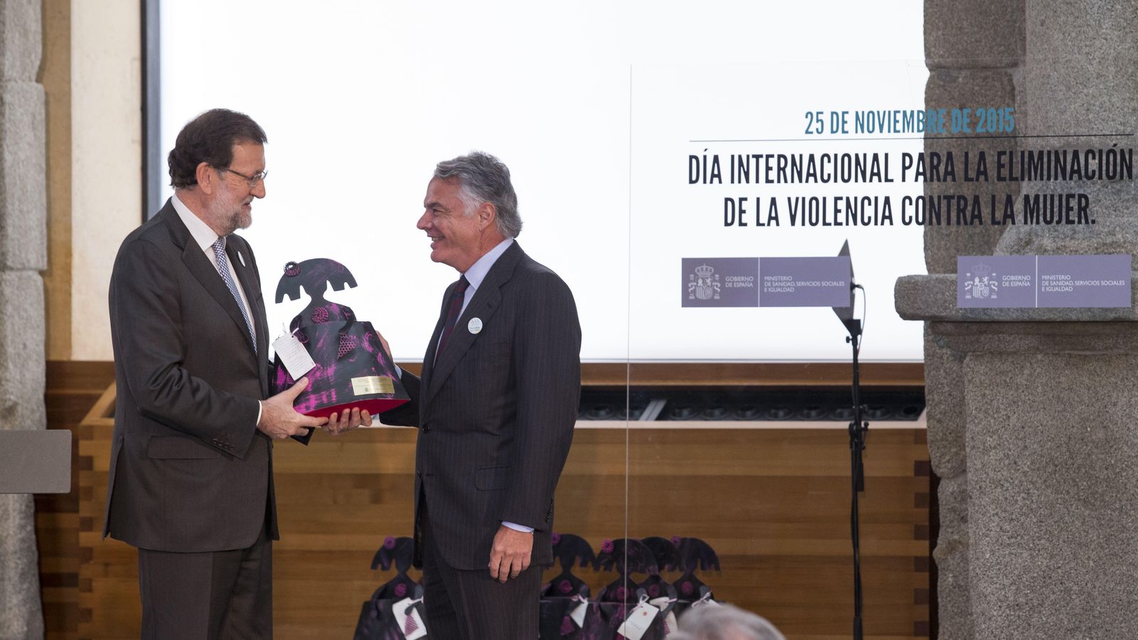 Foto: Mariano Rajoy, presidente del Gobierno, entrega el galardón a Ignacio Garralda, presidente de Mutua Madrileña. (Mutua Madrileña)